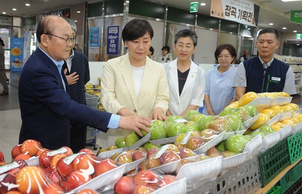 송미령 농식품부 장관(왼쪽에서 두번째)이 박준식 조합장(왼쪽 첫번째) 등과 서울서남부농협 하나로마트에서 여름철 농축산물 할인지원 현장점검을 하고 있다.