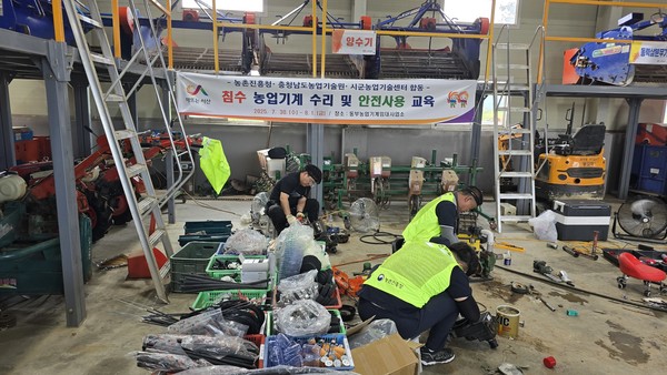 농업기계 응급복구단이 이번 집중호우로 침수 피해가 발생한 지역의 침수 농기계 수리지원 활동을 펼치고 있다.