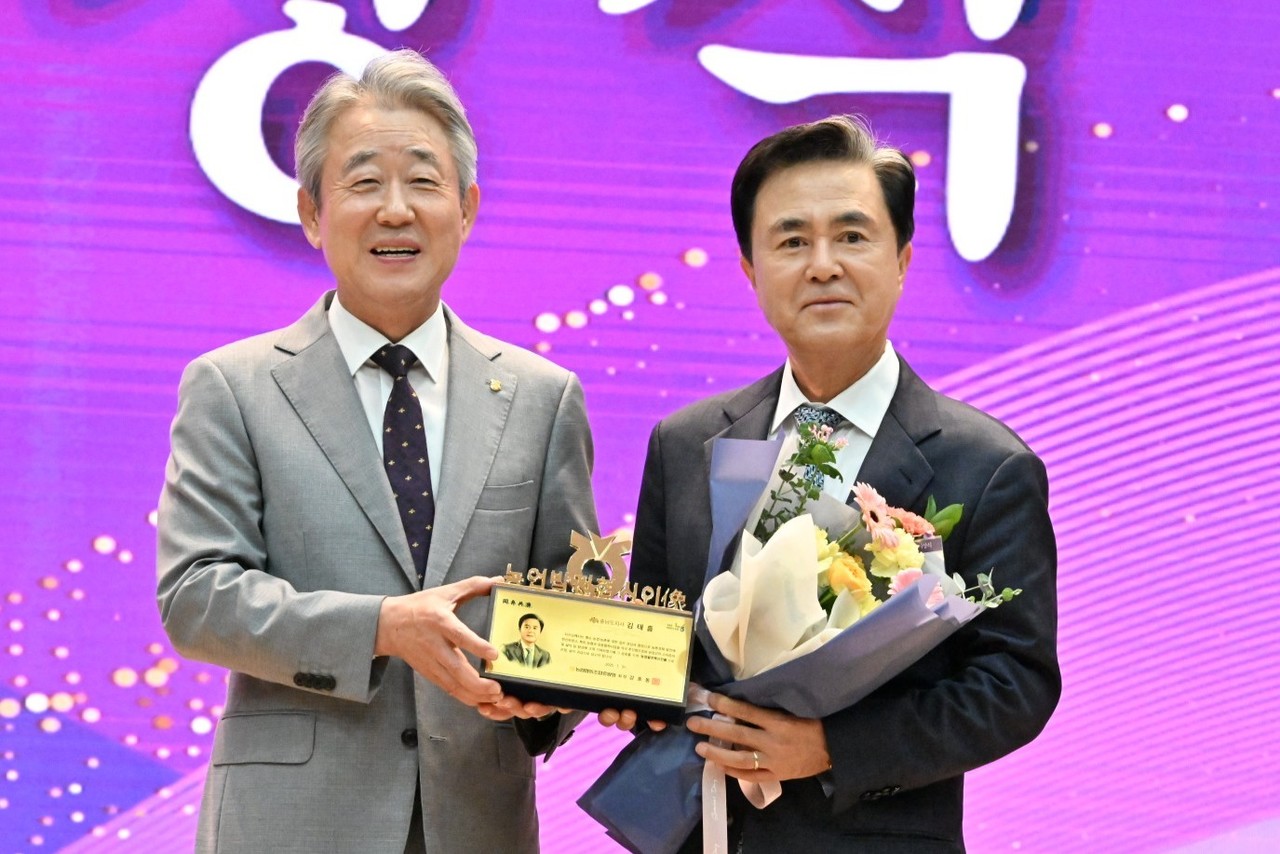 김태흠 충남도지사는 31일 서울 농협중앙회 본관 대강당에서 열린 ‘2025 농업발전혁신인상 시상식’에서 농업정책혁신 부분 농업발전혁신인상을 수상했다. (왼쪽부터) 강호동 농협중앙회장, 김태흠 충남도지사