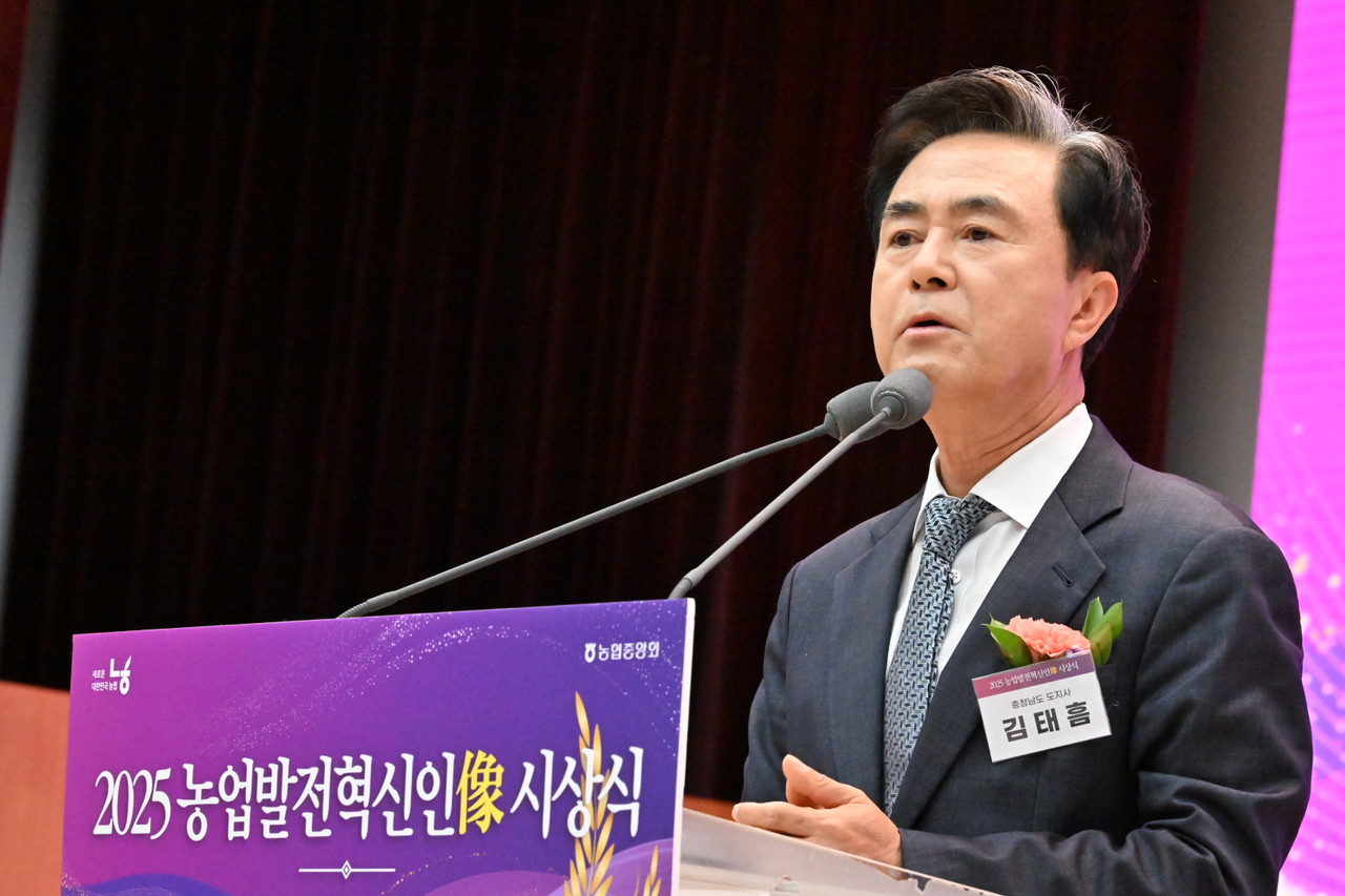 김태흠 충남도지사가 31일 ‘2025 농업발전혁신인상 시상식’에서 수상 소감을 밝히고 있다. 김 지사는 이날 “농업·농촌의 발전 없이는 진정한 선진국이 될 수 없다”며 산업화 중심 농정의 중요성을 강조했다.