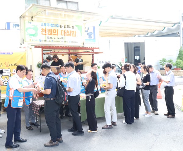 출근하는 임직원들을 응원하기 위해 농협 쌀밥과 한우불고기, 제철 반찬으로 만든 건강 도시락과 컵 과일, 식혜를 나눠주고 있다.