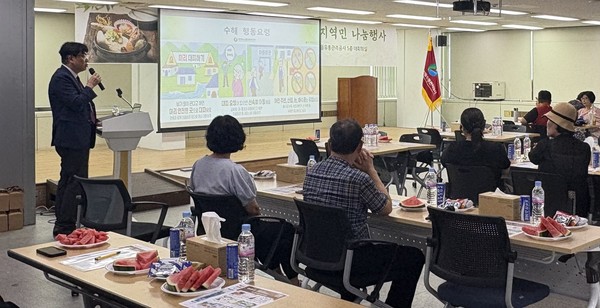 대구농수산물유통관리공사 직원이 필수 안전수칙 등을 전달하고 있다. (대구농수산물유통관리공사 제공)