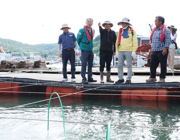 지난 2일 천수만 가두리양식장을 찾은 가세로 군수