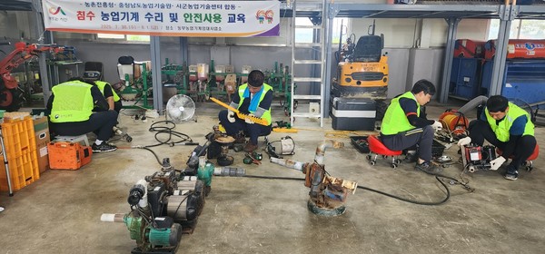 서산시 농업기계 임대사업소 동부분소에서 침수 농기계를 수리하고 있는 모습.