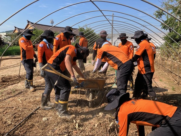  홍성소방서 임직원들이 수해 피해 복구 작업 하는 모습