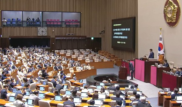 국회 농림축산식품해양수산위원회 소속 이원택 의원(더불어민주당, 군산·김제·부안을)이 양곡법 개정안과 농안법 개정안 제안 취지를 설명하고 인사를 하고 있다. [사진=국회인터넷의사중계시스템 화면 캡쳐]