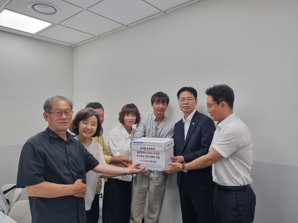 서명부 전달 모습. (사진 왼쪽부터) 이완용 두레생산자회 회장, 권옥자 한살림연합 상임대표, 김상기 한국친환경농업협회 회장, 황홍순 두레생협연합회 회장, 나기창 한살림생산자연합회 부회장, 강형석 농식품부 차관, 임영조 농식품부 친환경농업과장