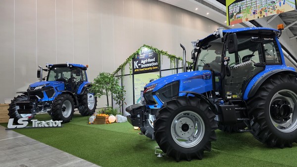  2025 APEC 식량안보주간 전시회 참가한 LS엠트론의 국내 최고 마력 트랙터 MT9과 MT7 자율작업트랙터
