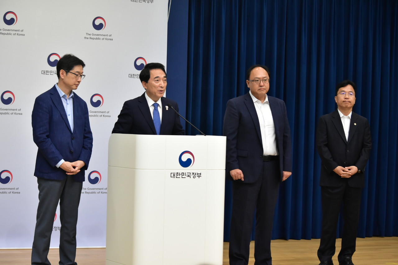 (왼쪽부터)김경수지방시대위원장, 박수현 국가균형성장특별위원장, 조상호 국정기획위원, 강주엽 행복청장. 박수현 국정기획위원회 산하 국가균형성장특별위원회 위원장은 5일 정부세종청사 중앙동 브리핑룸에서 기자회견을 열고, 대통령 세종집무실 건립을 정부의 신속 추진 과제로 지정했으며, 향후 설계공모 등 실질적인 절차에 착수할 것을 제안한다고 밝혔다.