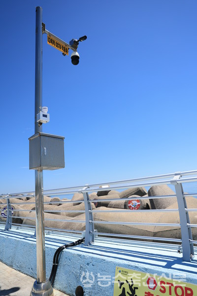 구룡포항에 설치된 다목적 CCTV. 다목적 CCTV를 통해 확보된 데이터는 어항의 기능을 최적으로 수행하도록 지원하고 있다.