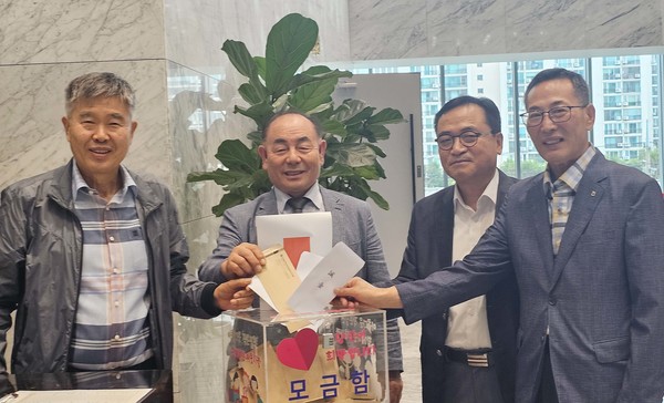 서울축협은 6일 대의원 간담회를 갖고 지난달 중순 집중호우로 피해를 입은 당진지역 조합원을 위한 성금 모금을 실시했다.(사진 왼쪽부터 진경만 조합장, 한영철 감사, 서용대 상임이사, 박삼순 사외이사)