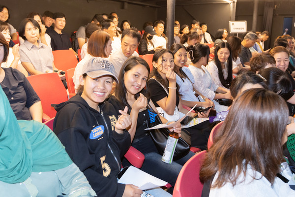 문화행사에 참석한 외국인 근로자들이 즐거운 한때를 보내고 있다.