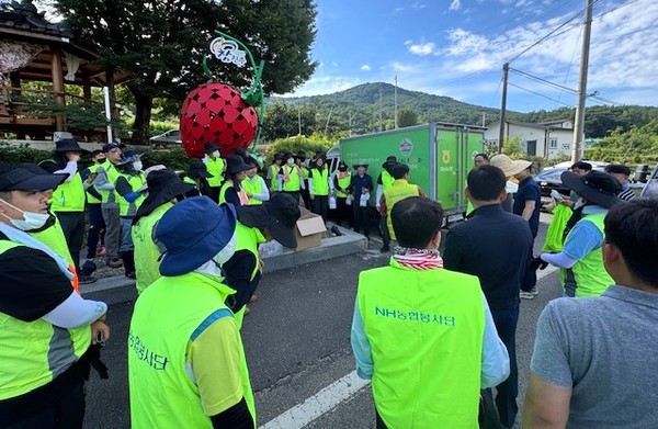수해농가 일손돕기 봉사 직전 봉사자들이 함께 모여 수해복구 작업 설명을 듣고 있다. 
