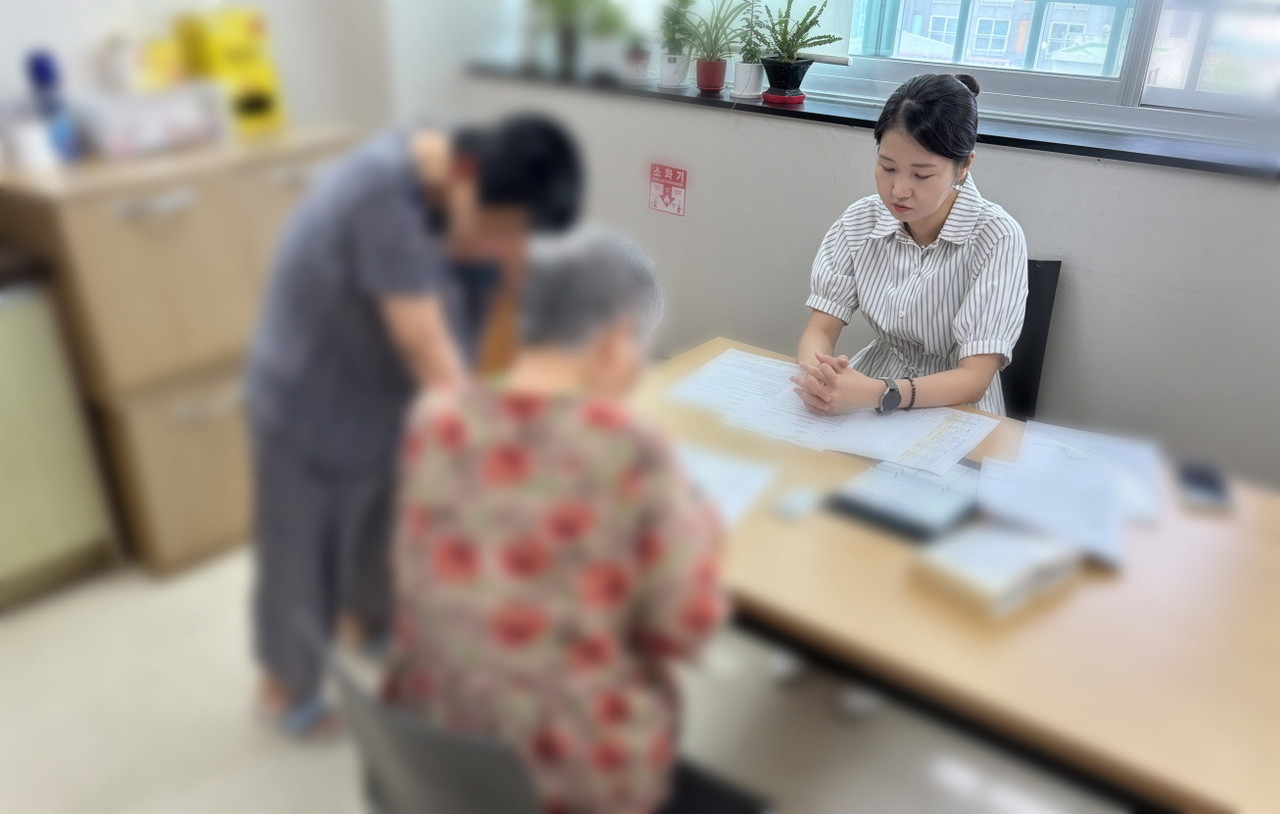 신관동 요양원으로 찾아간 소비쿠폰 신청 서비스