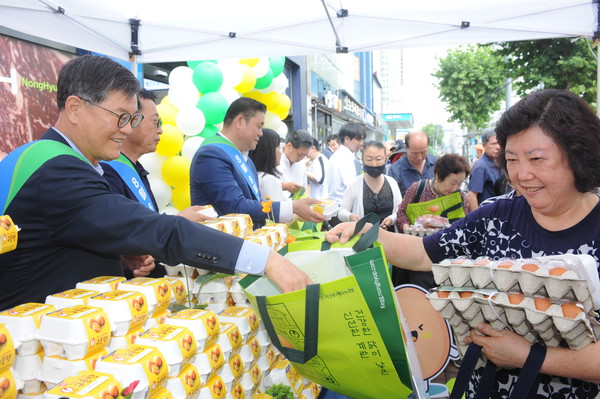 정성진 조합장(왼쪽 첫번째)이 EGG DAY 기념식 후 시민들에게 계란을 나눠주고 있다.
