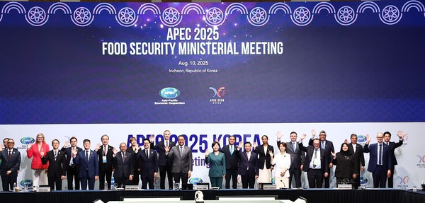 의장국인 한국의 송미령 농식품부 장관(가운데)을 비롯한 APEC 21개 회원경제체 농업장관들이 농식품 혁신과 식량안보 강화에 적극 협력할 것을 선언하고 있다.