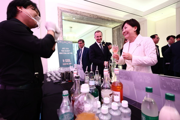 송미령 농식품부 장관(오른쪽)이 우리 술(K-sool)을 활용한 칵테일을 시음하고 있다.