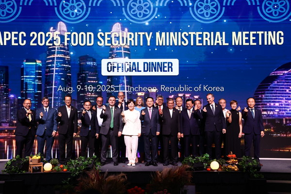 APEC 21개 회원경제체 대표단이 만찬 후 기념촬영을 하고 있다.