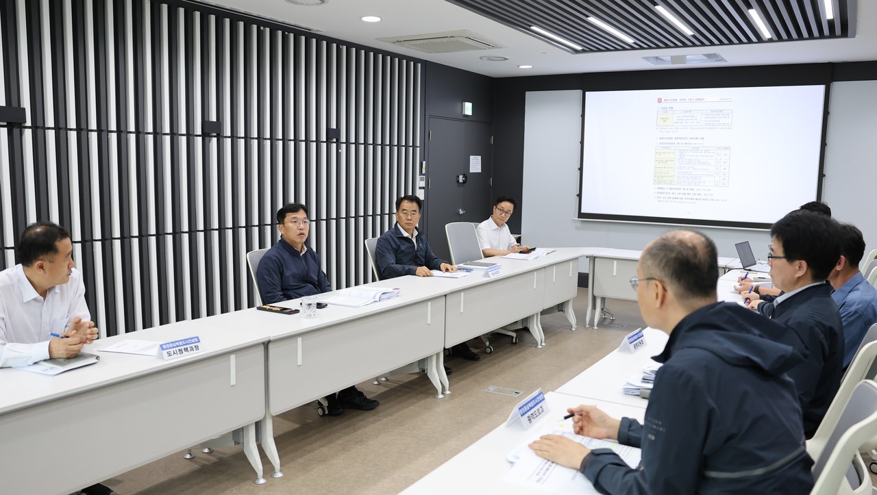 강주엽 행복청장(왼쪽테이블 왼쪽에서 두번째)이 정부세종청사 6동에서 중대산업‧시민재해 관련 의무이행사항을 점검하고 있다.