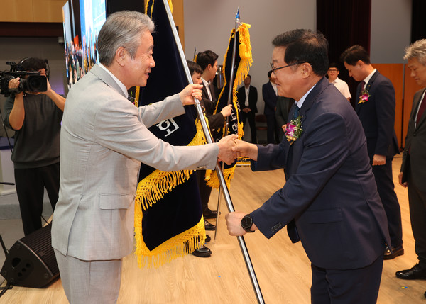 서울 영등포농협은 지난 13일 농협중앙회 대강당에서 열린 농협 창립 64주년 기념식에셔 '총화상'을 수상했다. 백호 조합장(오른쪽)이 강호동 농협중앙회장으로부터 총화상을 수여받고 있다.