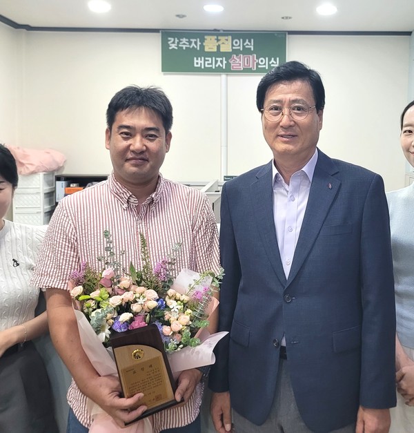 군정 발전 유공 표창 수상 기념 사진