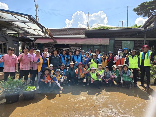 지난 15일 피해 복구 현장에서 수해 복구 후 기념 사진