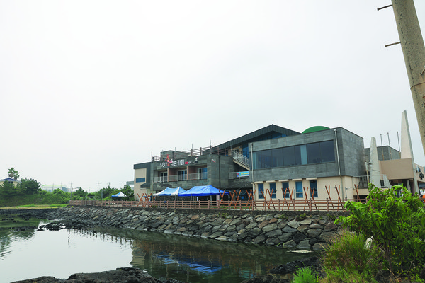 구좌마을여행사협동조합은 청년들의 어촌비즈니스를 통해 마을 유휴시설의 활용도를 높이고 지역 일자리창출, 생활인구 유입 증대 등에 기여하고 있다. 사진은 김녕에 위치한 워케이션 시설의 전경.