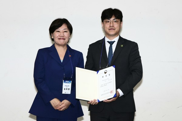 송미령 농식품부 장관(왼쪽)이 류진호 한국4-H청년농업인연합회장에게 위촉장을 수여하고 있다.