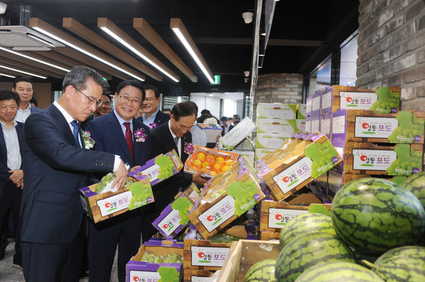 백호 조합장(왼쪽 두번째)이 박서홍 농협경제지주 농업경제대표(왼쪽 첫번째), 조원민 서서울농협 조합장(오른쪽 첫번째) 등과 매장을 둘러보고 있다.
