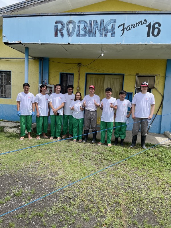 코미팜이 필리핀 공무원 수의사들과 로비나팜에서 백신 접종을 마치고 기념 촬영을 했다. [코미팜 제공]