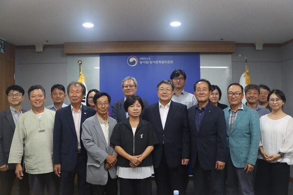 김호 농특위 위원장(가운데)와 농민의길 소속 단체장들이 간담회 후 기념촬영을 하고 있다.