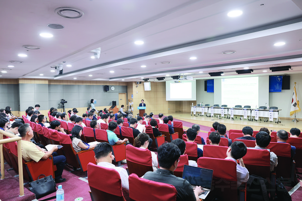 지난 25일 열린 토론회에서는 기후변화에 대응해 어업경쟁력을 높이기 위해서는 감척제도개선과 관련예산의 확대가 필요하다는 주장이 이어졌다. 사진은 25일 토론회에서 주제발표를 하고 있는 모습.