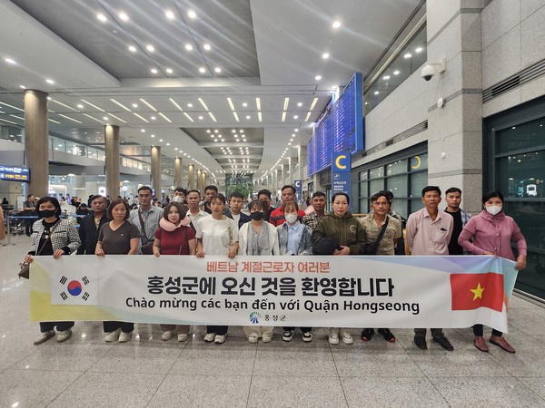 베트남 계절근로자 입국 기념 사진
