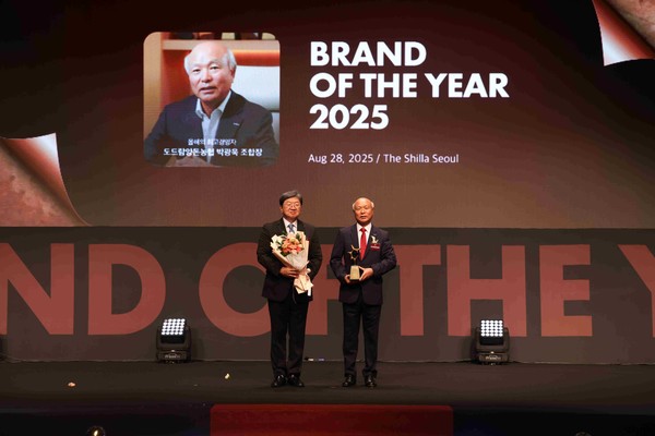 2025 올해의 브랜드 대상 시상식에서 ‘최고경영자 부문’을 수상한 박광욱 도드람양돈농협 조합장(오른쪽).[도드람 제공]