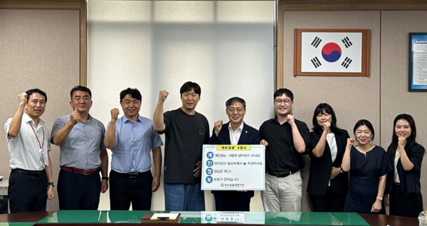 간담회에서 박병홍 원장(가운데)과 개인정보 처리 수탁업체 관계자들이 단체 사진을 촬영하고 있다. [축산물품질평가원 제공]