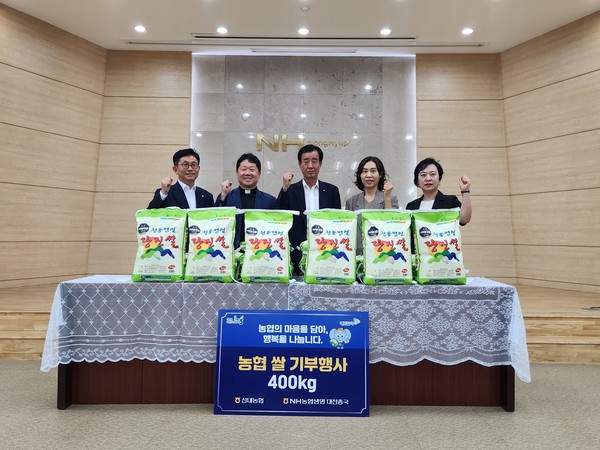 농협 쌀 기부행사 장면.