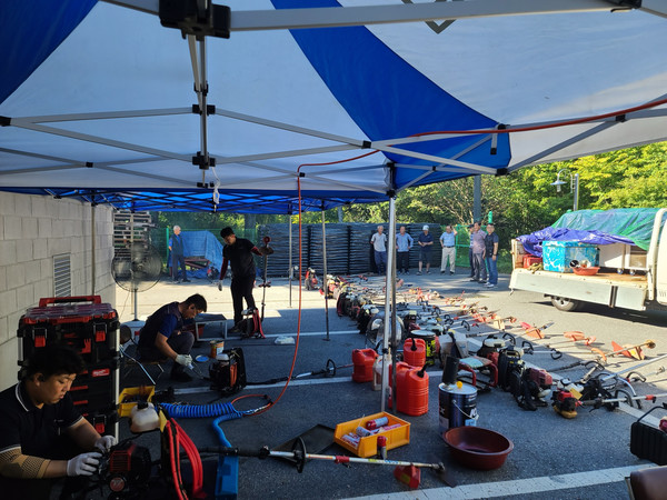 예초기 수리 모습