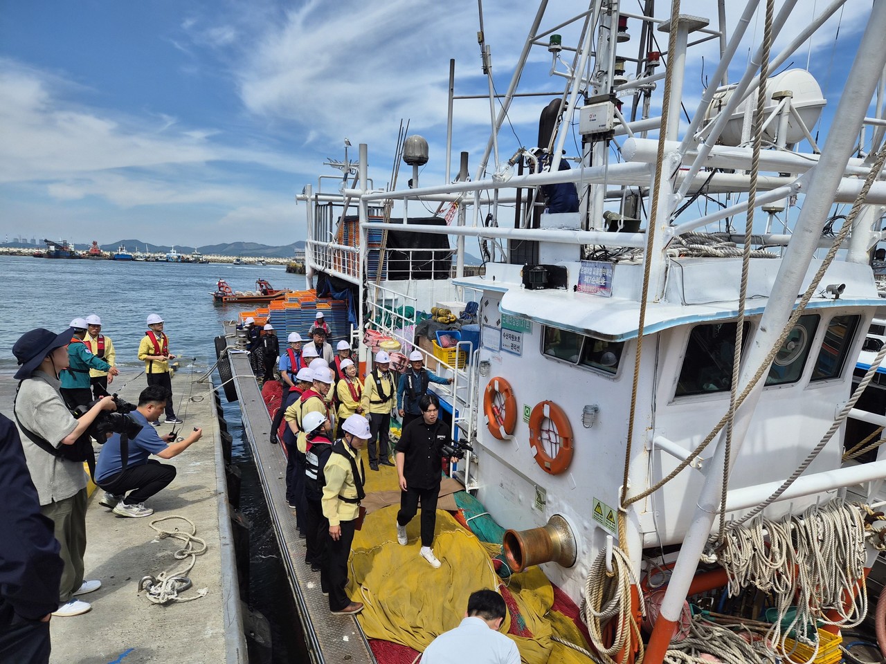보령 오천면 어항출장소 부두를 방문한 전형식 충남도 정무부지사와 전재수 해수부 장관