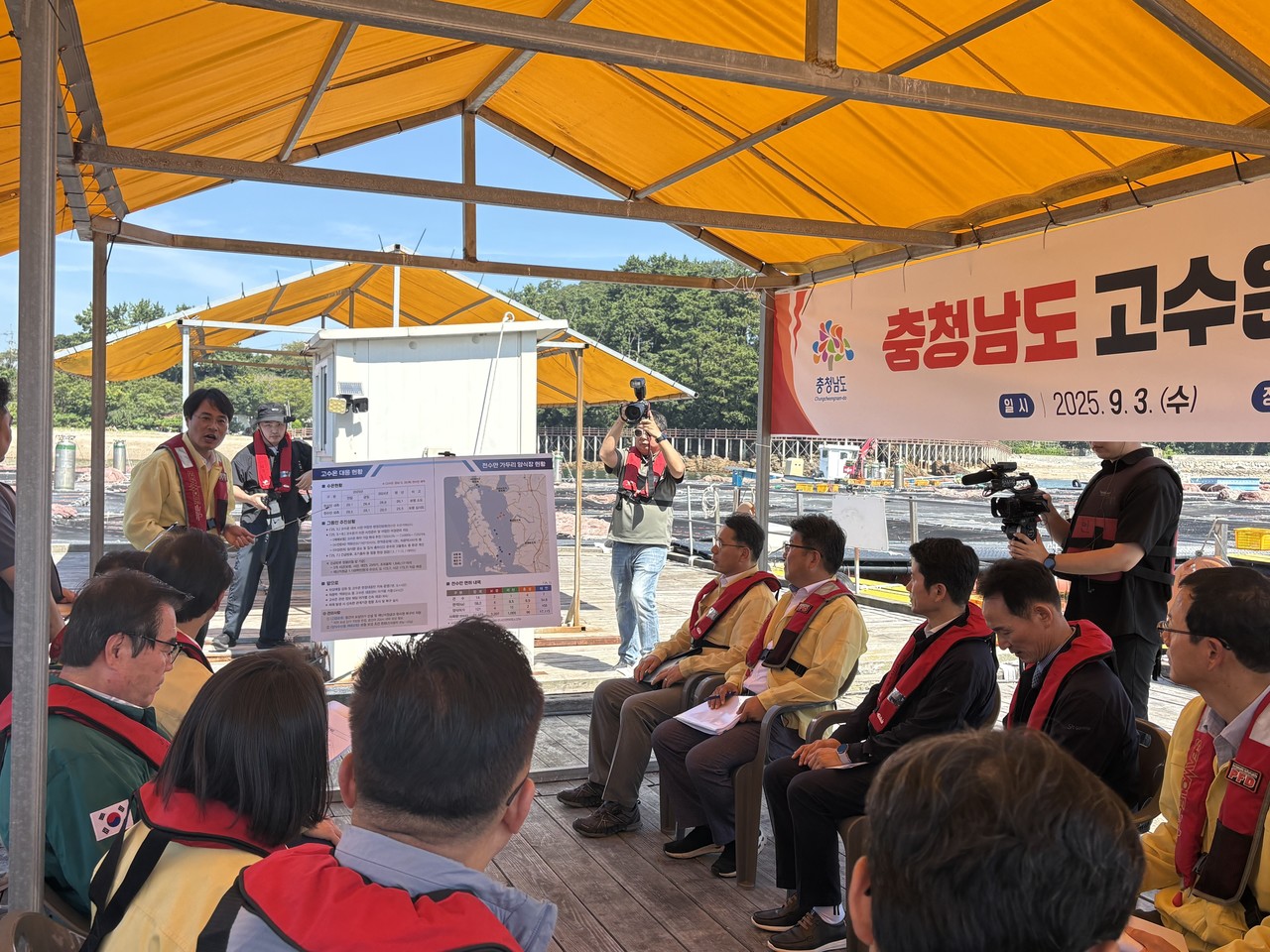 보령시 천수만 해상가두리 양식장에서 고수온 대응현황을 브리핑하고 있는 전상욱 충남도 해양수산국장