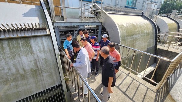 배수펌프장 배수로 현장 점검 하는 모습