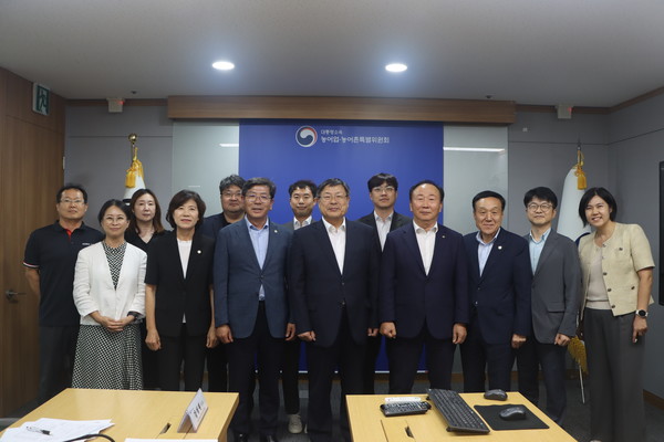 김호 농특위 위원장(가운데)을 비롯한 한종협 회원 단체장들이 간담회 후 기념촬영을 하고 있다.