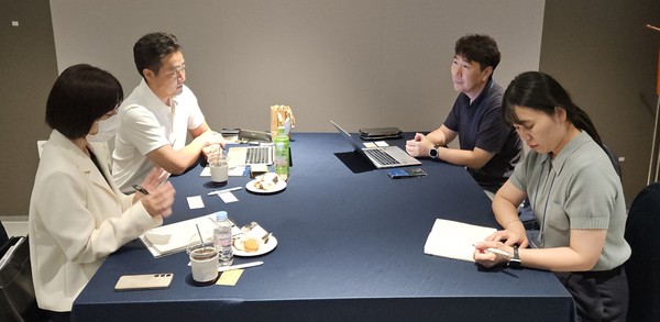 일본 농업컨설팅 기업 아그리커넥트의 구마모토 이오리 대표와 한국 기업이 수출 상담을 하고 있다.