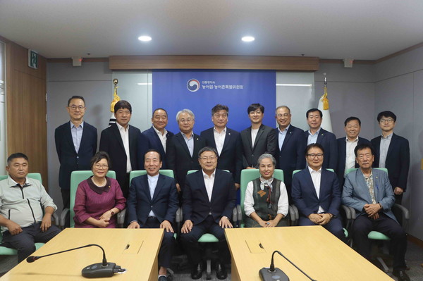 김호 농특위 위원장(가운데)와 이승호 한국농축산연합회 회장(왼쪽에서 세번째)를 비롯한 단체장들이 간담회 후 기념촬영을 하고 있다.