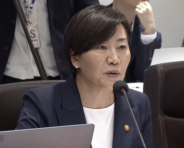 대통령에게 농산물 유통구조 개혁방안을 보고하고 있는 송미령 농식품부 장관.