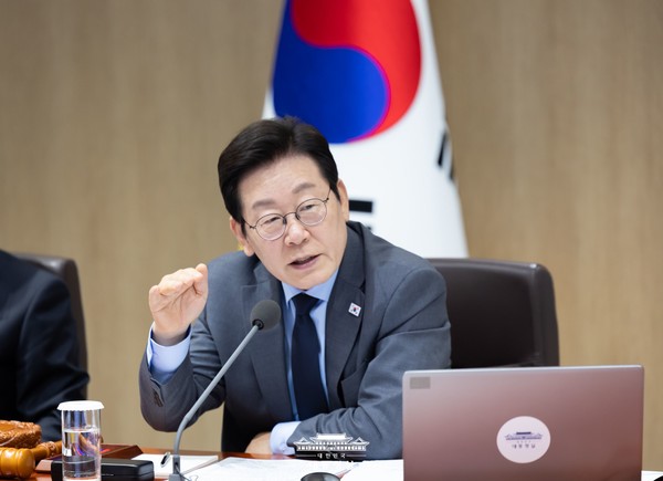 이재명 대통령이 AI 활용 농수산물 가격 비교 플랫폼을 제안하고 있다.