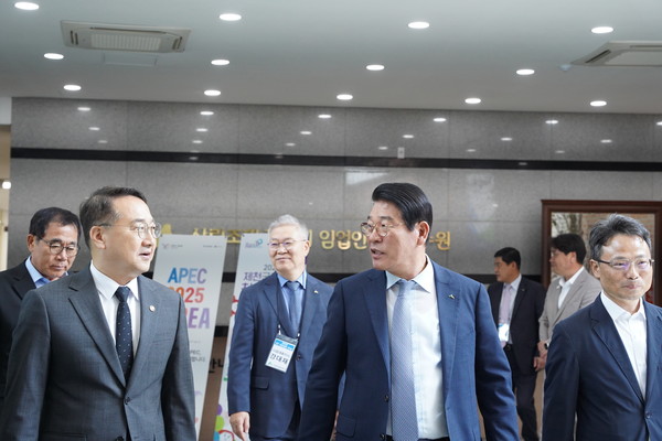 김인호 산림청장(첫째줄 왼쪽)와 최창호 산림조합중앙회장(첫째줄 가운데)