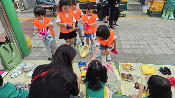 지난 12일 펼친 어린이 장보기 행사 모습