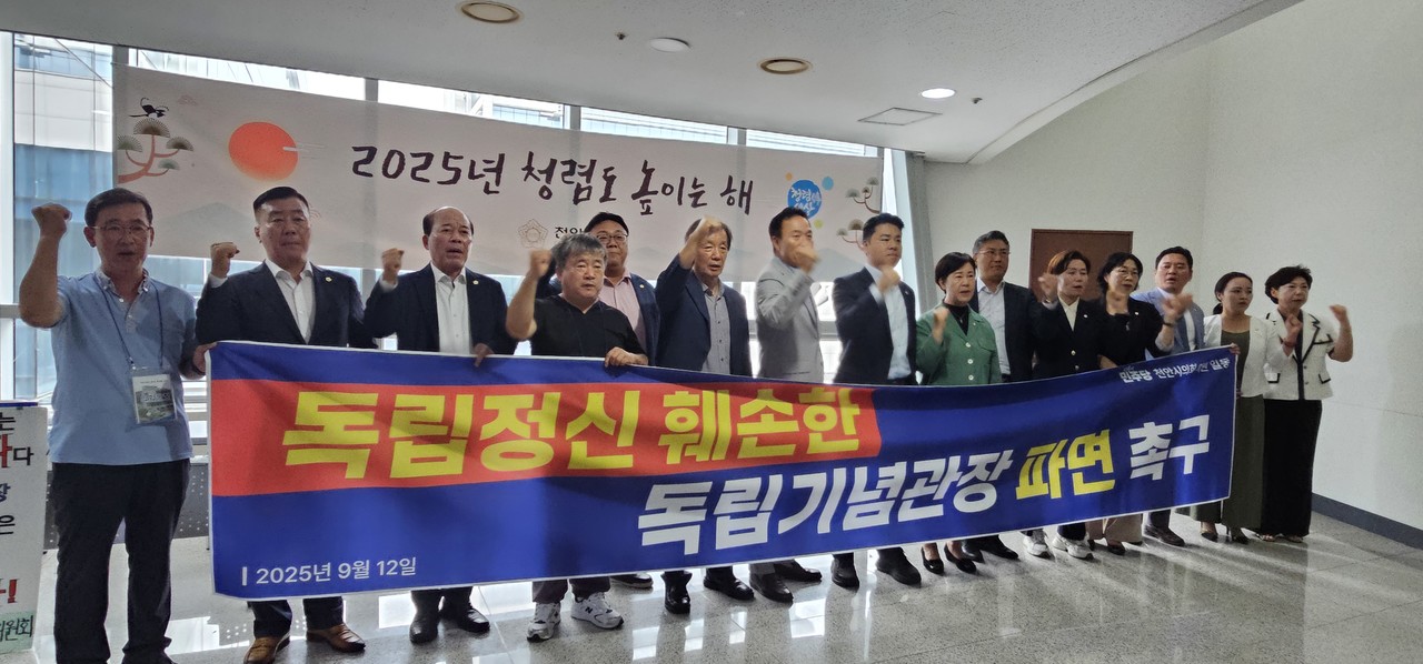 민주당과 시민단체는 거듭 김형석 관장 파면을 촉구했다.