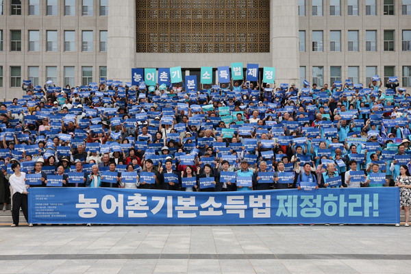 신정훈 의원(더불어민주당, 나주·화순)과 용혜인 의원(기본소득당, 비례), 전종덕 의원(진보당, 비례) 등 여·야 의원을 비롯해 농어업인, 소상공인, 시민사회단체, 연구자 등 500여 명은 지난 12일 국회 본관 앞에서 기자회견을 열고 농어촌기본소득법 연내 제정을 촉구했다. [사진=용혜인 의원실 제공]