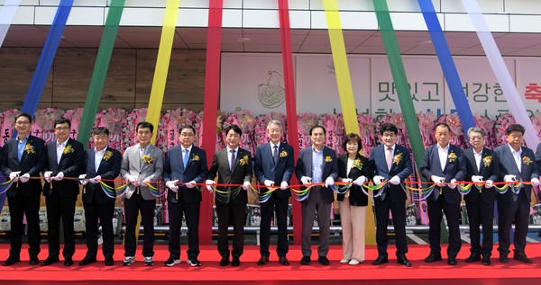 지난 5일 창원시축산농협 축산물전문판매장과 하나로마트 개점식에서 조성래 창원시축산농협 조합장(왼쪽부터 6번째)과 강호동 농협중앙회장(왼쪽부터 7번째)을 비롯한 참석자들이 개점을 축하하며 테이프를 자르고 있다.